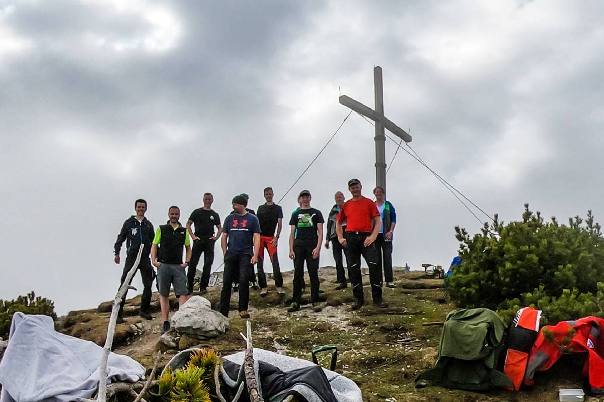 Letztes Gruppenfoto vor dem Abriss des Gipfelkreuzes im Mai 2022