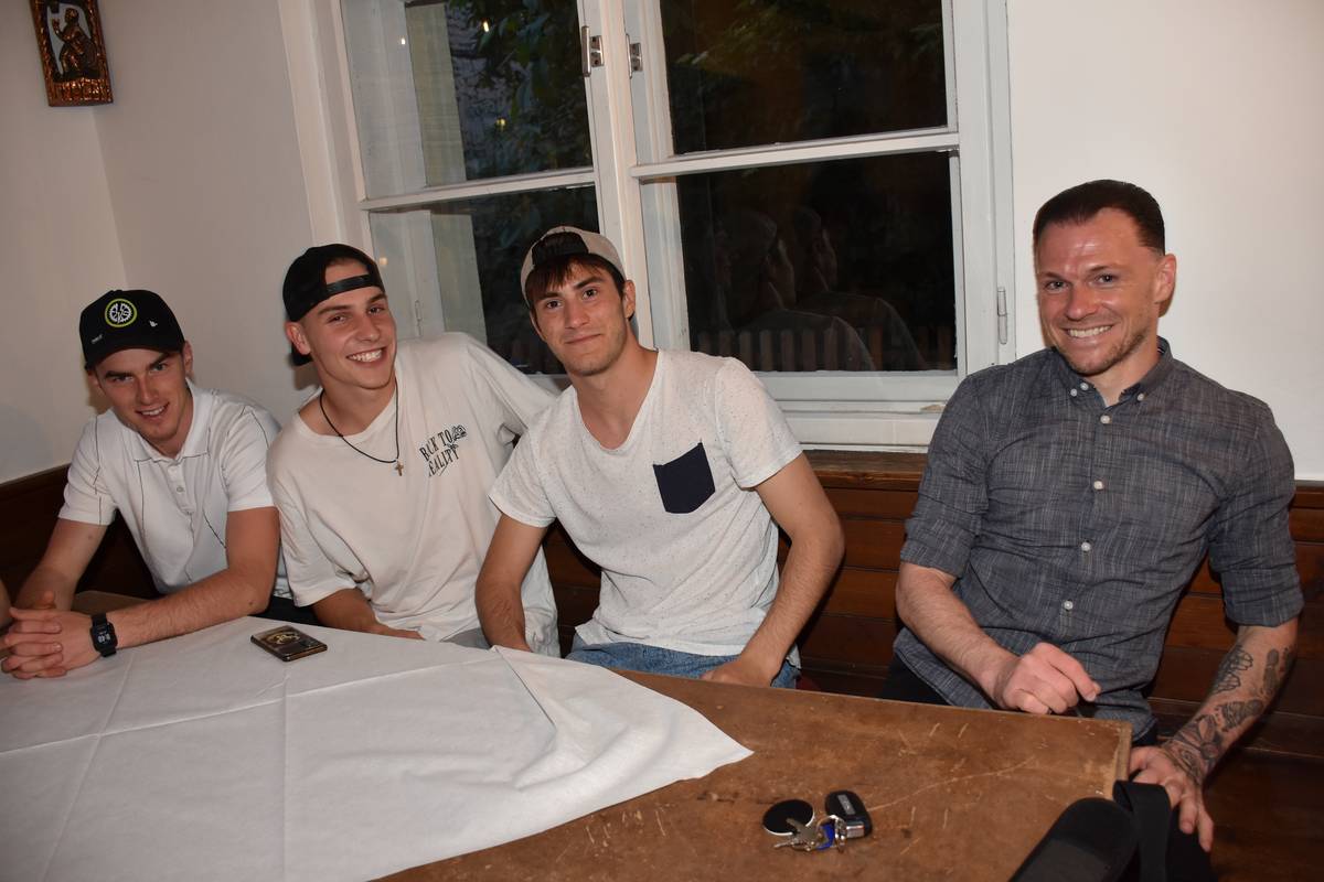 Fußballer Miguel Brugger, Fabio Herz und Matteo Gritsch mit Trainer Marcel Schreter
