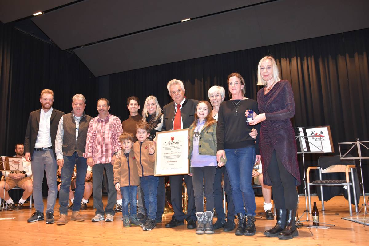 Ehrenringträger Hubert Wammes mit Familie, Bürgermeisterin Michaela Ofner